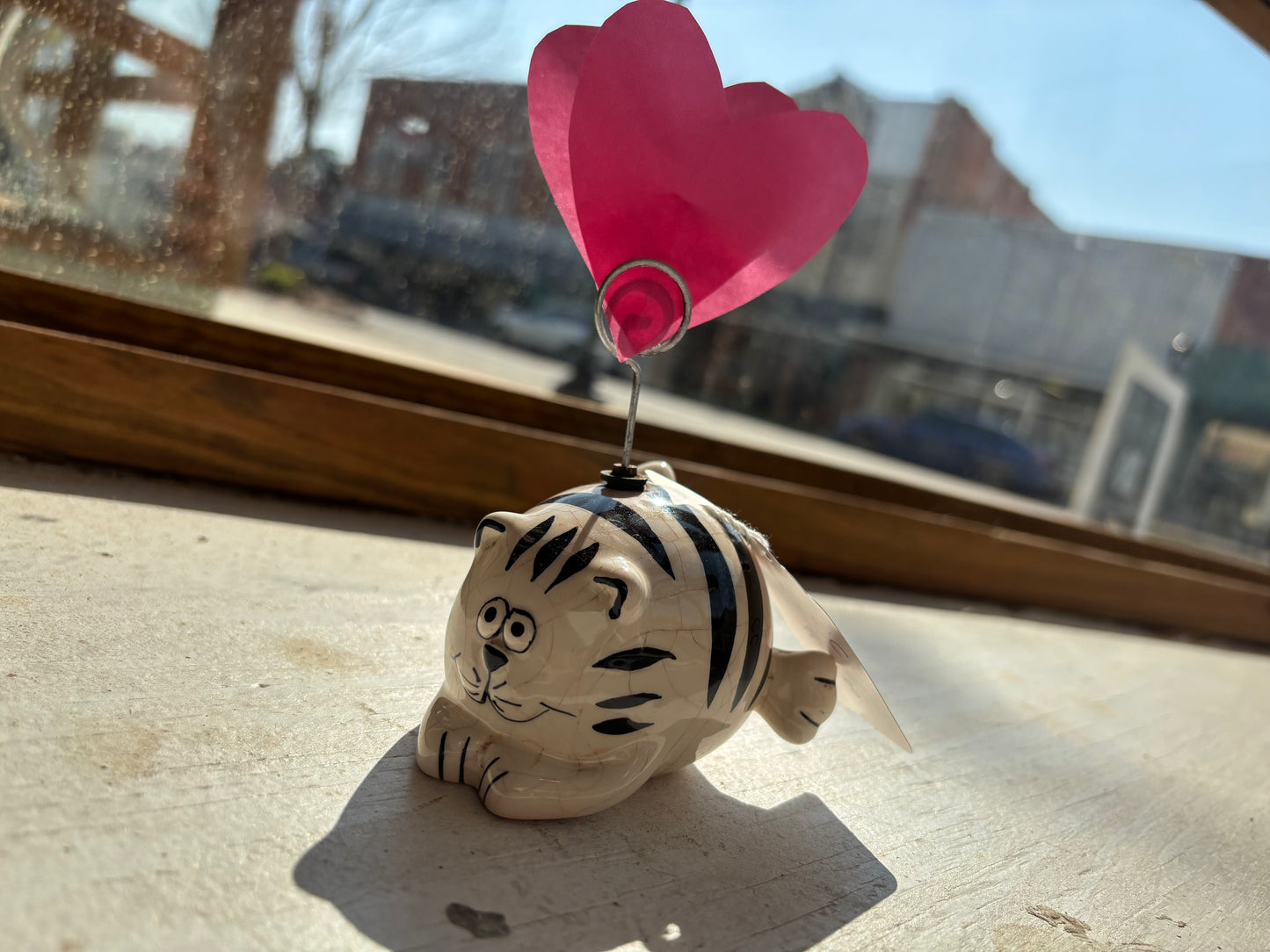 Pier One Imports Laying Cat Folks Art Picture / Note Holder